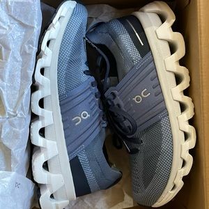 LIKE NEW OC Cloudswift 3 Navy/white size 7 Women’s